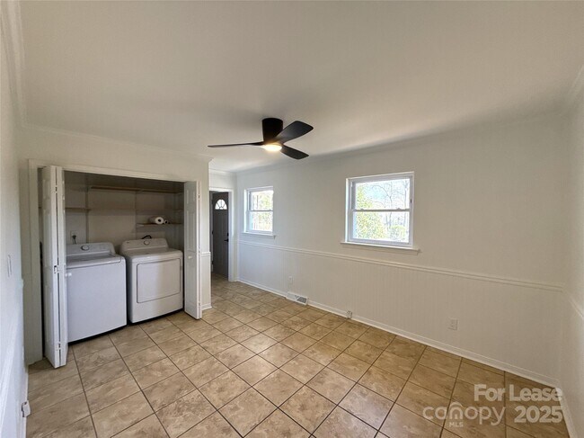 Foto del edificio - 1928 Russell Ave