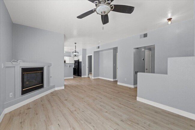 Foto del edificio - Sleek 2 Bedroom Condo with 2 Car Garage Ne...