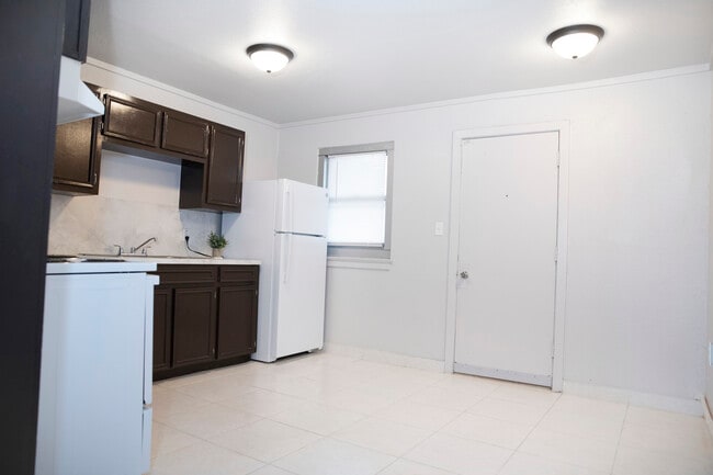Building Photo - Albores Apartments