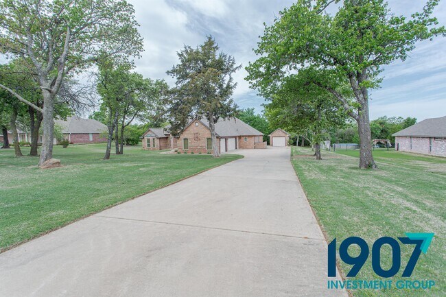 Building Photo - 5017 Robin Hill Ln