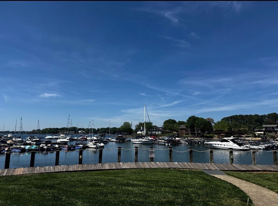 Foto del edificio - 3BR Townhome - Lake Living in Vineyard Point with Boat Slip Access Near Lake Norman