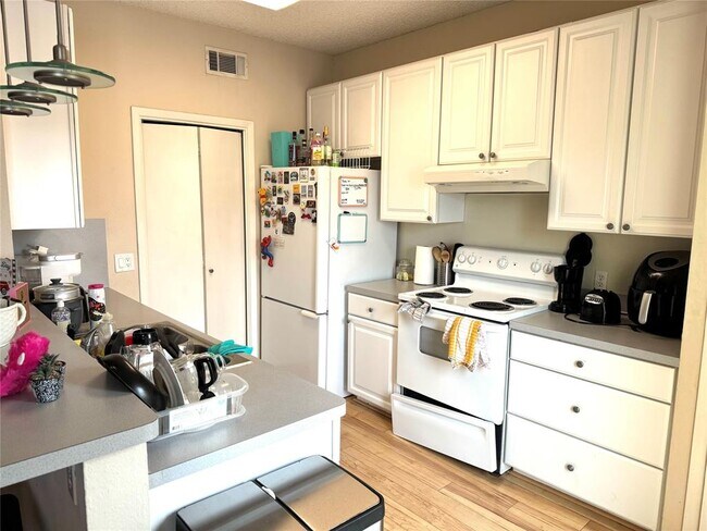 Building Photo - 808 W 29th St