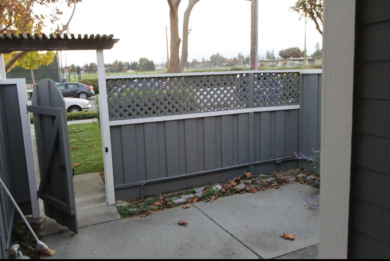 Building Photo - Spacious 2 bedroom 2 bath! Call today!