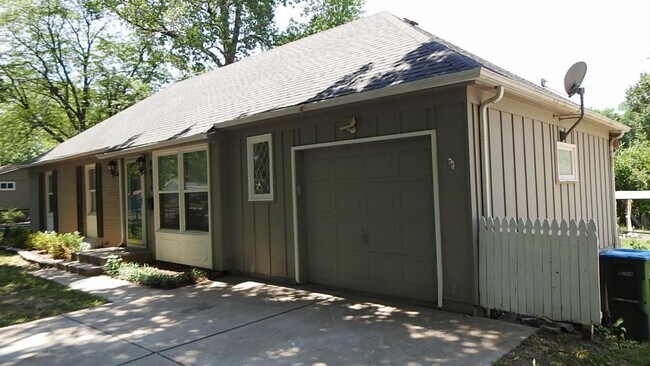 Building Photo - 9834 England Dr