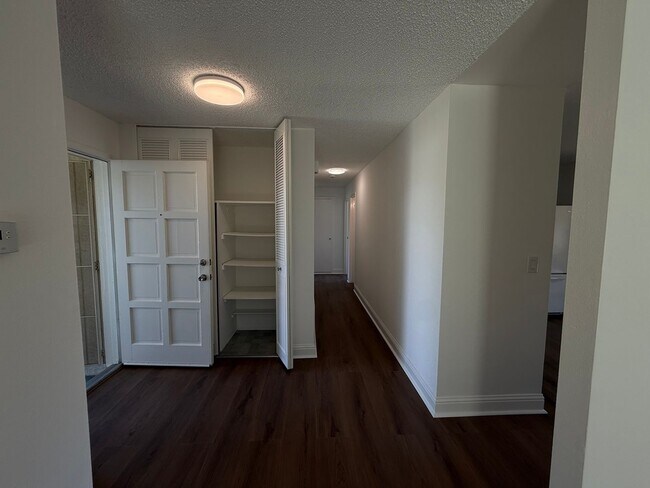 Foto del edificio - Recently updated home with new floors, paint & bathroom!