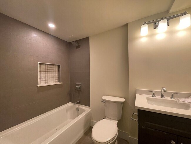 Foto del edificio - Newer Construction Luxury unit 3 bed 2.5bath in Brookline!