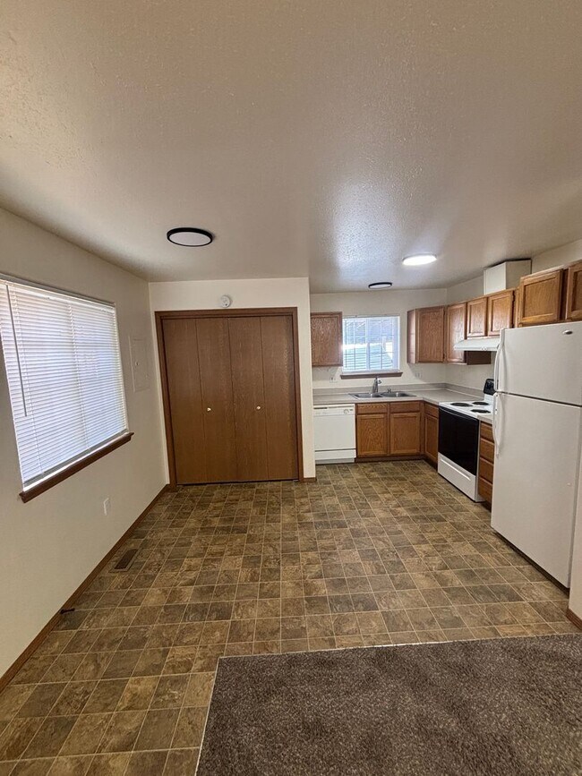 Building Photo - 1907-1907 E Front Ave