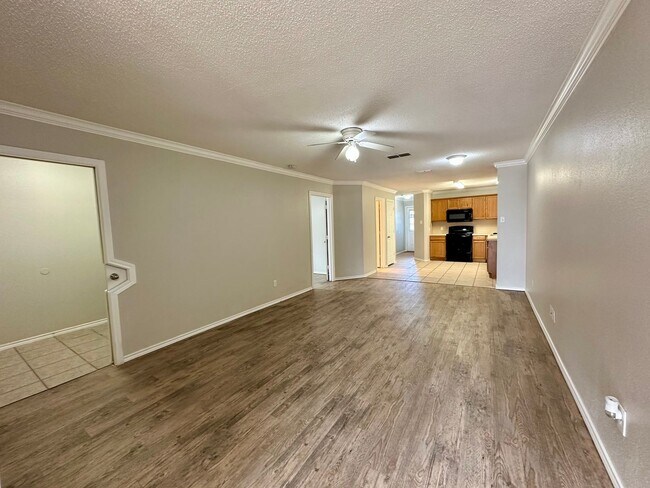 Foto del edificio - Duplex Available in North by Northwest!