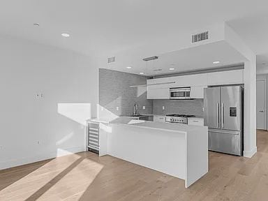 Building Photo - 2000 Beachwood Dr