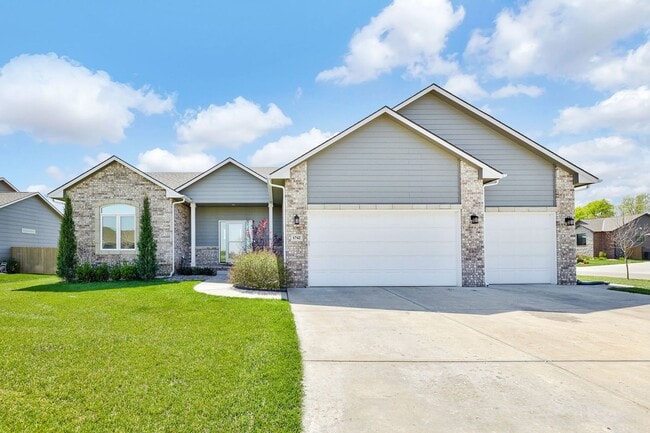 Building Photo - Living in Luxury