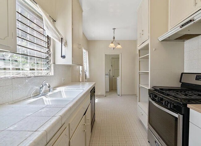 Foto del edificio - 5360 Clinton St