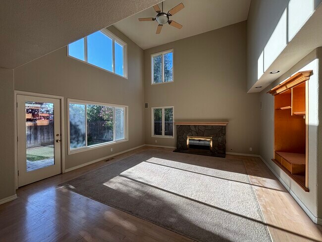 Building Photo - 127 Rassani Dr
