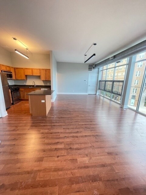Foto del edificio - 2000 N Milwaukee Ave