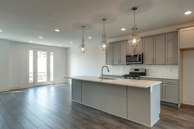 Foto del edificio - Spacious Townhome w/garage