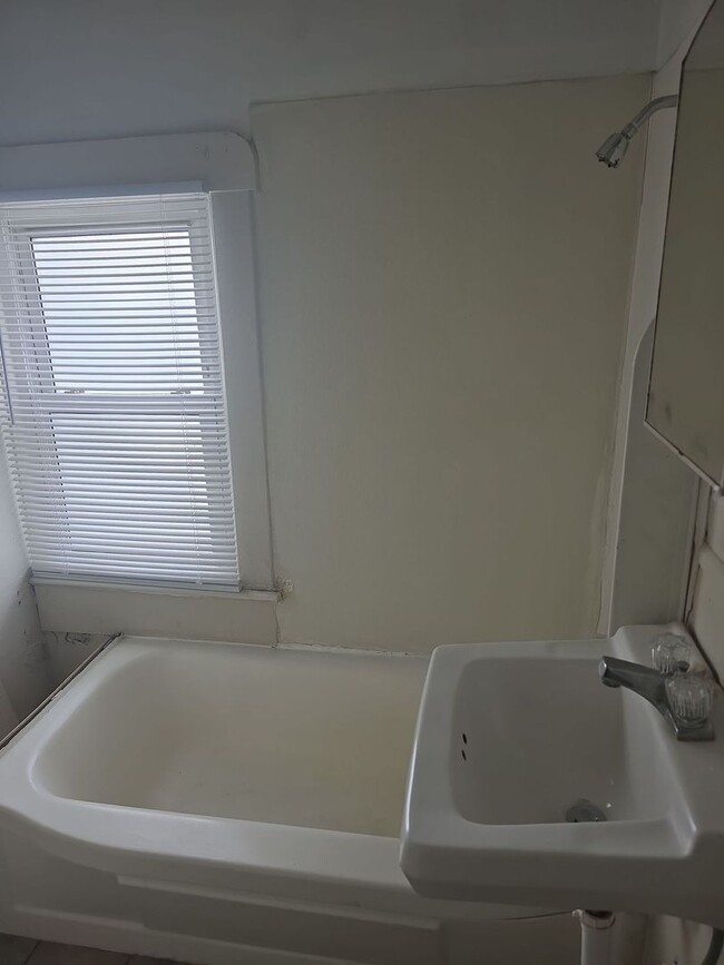 Building Photo - 2 bedroom, 1 bathroom Apartment! AUGUST 2025!