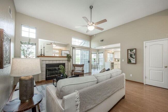 Building Photo - Spacious 5 Bedroom Clovis Home