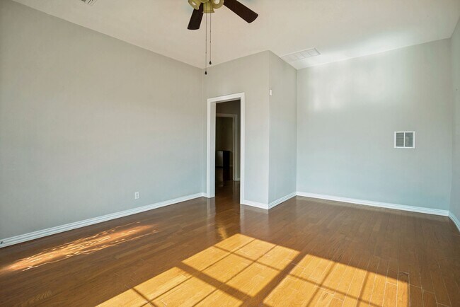 Foto del edificio - 2219 N Flores St