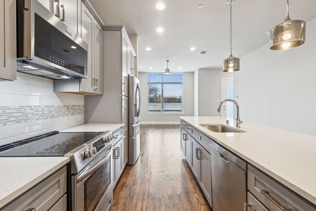 Building Photo - Stunning 3-story townhouse located in the ...