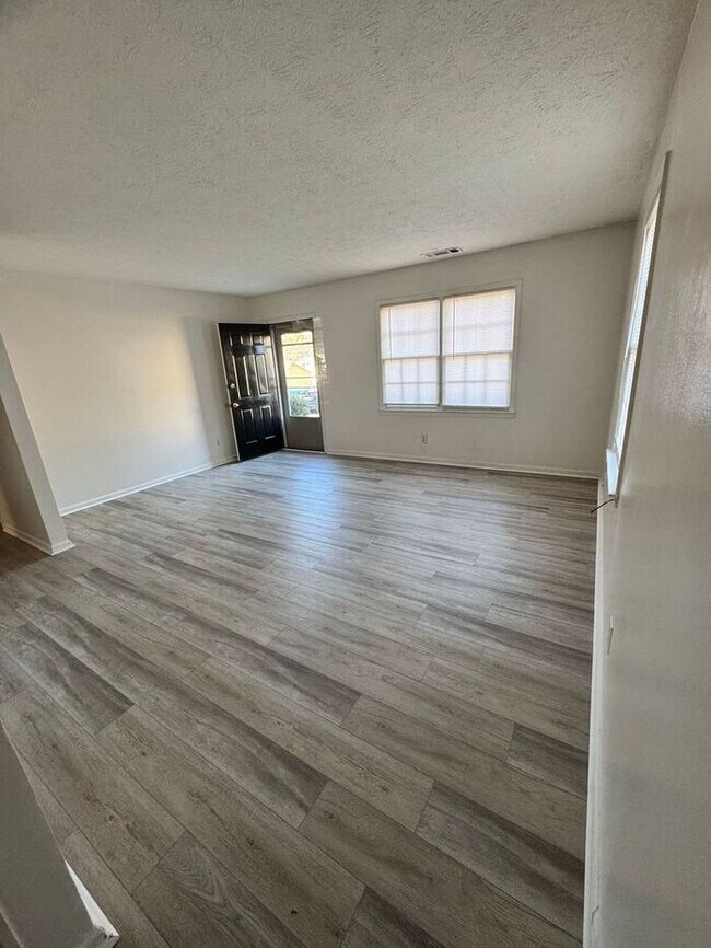 Foto del edificio - READY NOW!!! Beautiful brick front 2 bedroom 1 bath ranch duplex!