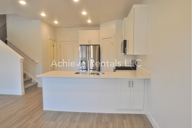 Foto del edificio - Beautiful 3 Bed Townhome in Nibley with pool!