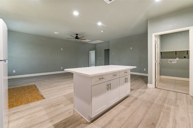 Building Photo - 4323 Continental Dr