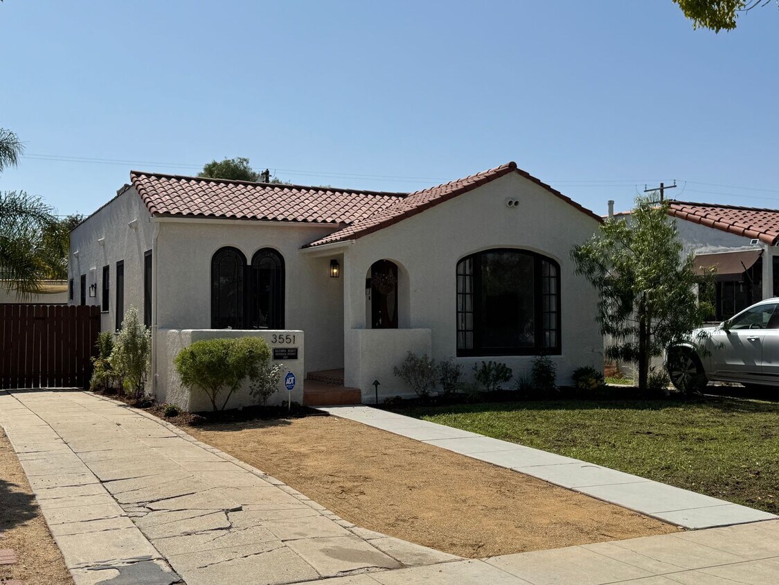 Foto principal - Classic Spanish Revival in California Heig...