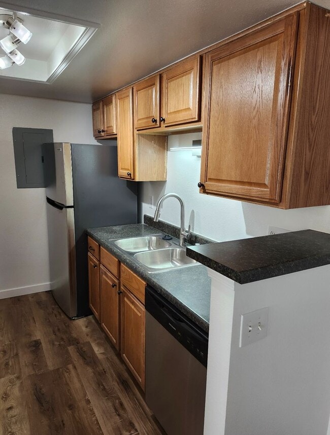 Woodside Village - Woodside Village Apartment