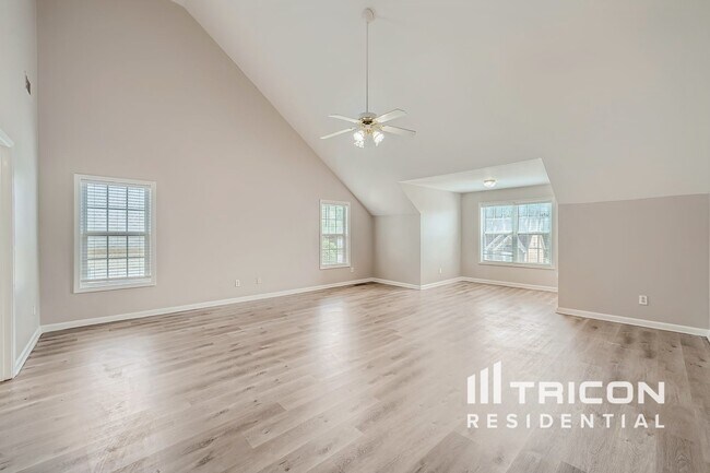 Building Photo - 890 Georgian Hills Dr