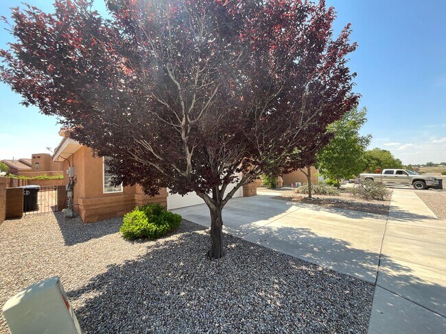 Foto del edificio - 4 Bedroom Home Available in Juan Tabo Hill...