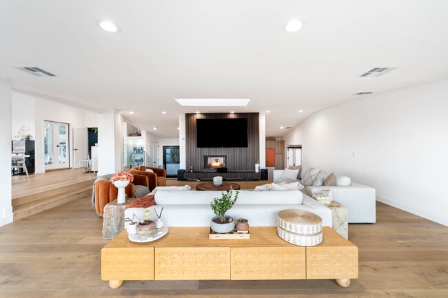 Building Photo - 3541 Multiview Dr