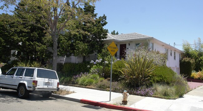Foto del edificio - 3702 Maple Ave