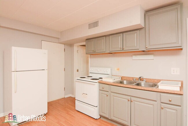 Building Photo - 6007 N Kenmore Ave