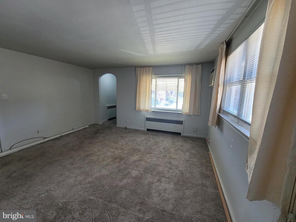 Primary Photo - 1037 Levick St