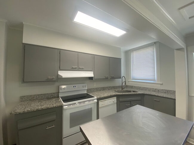 Foto del edificio - Special half off first full months rent !!...