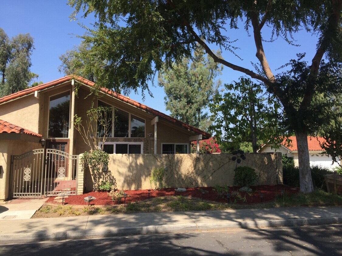 Primary Photo - 7 Cypress Tree Ln