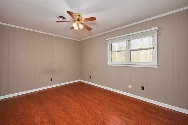 Foto del edificio - Coming Soon: 2BR, 1 BA duplex in Greenbrier (upstairs/ main floor unit)