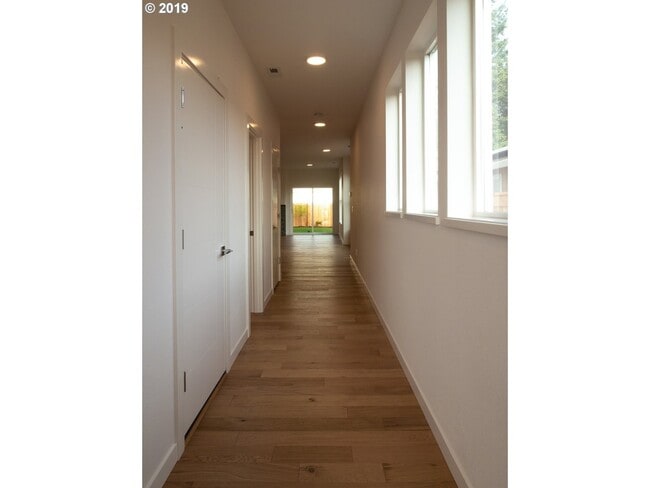 Building Photo - Beautiful 3 Bed + 2.5 Bath Contemporary Ho...