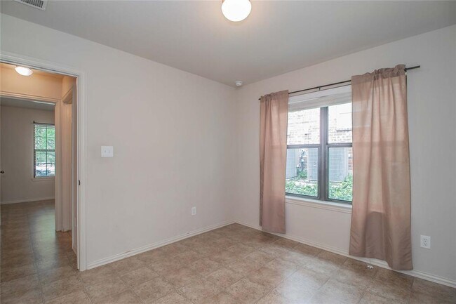Building Photo - 2902 Greenway Dr