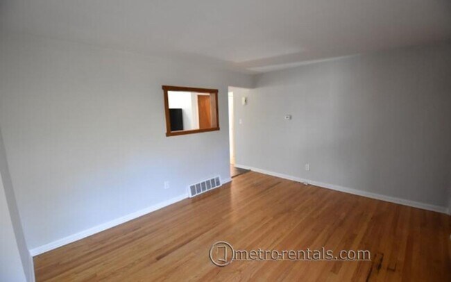 Foto del edificio - 61-61D E Henderson Rd