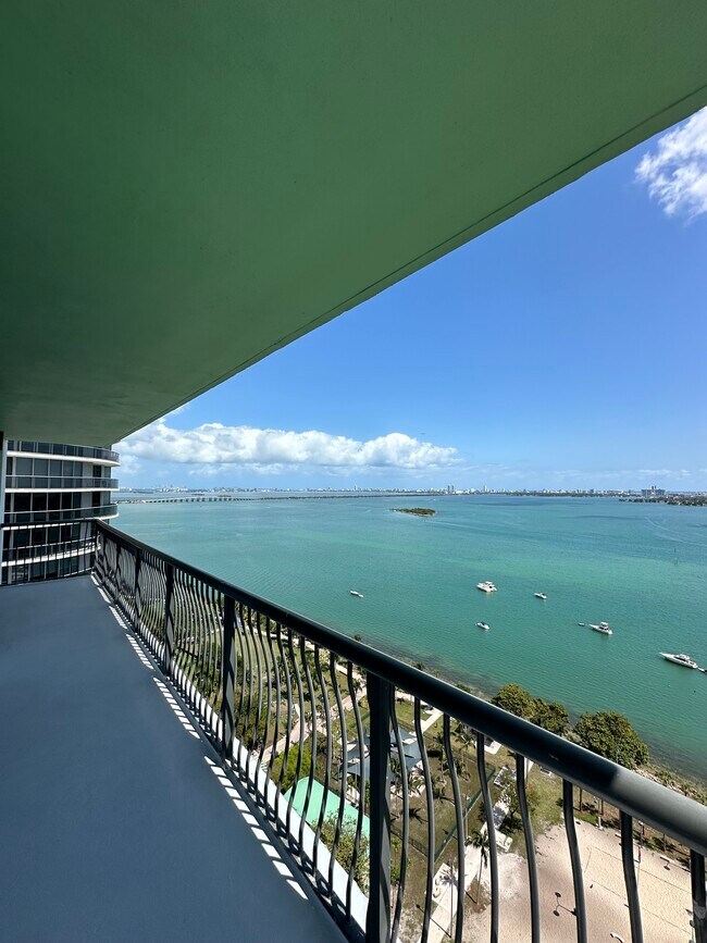 Foto del edificio - 221 NE 19th St