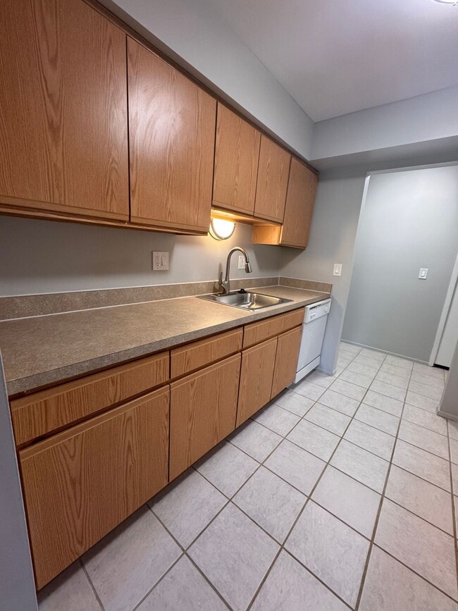Building Photo - Woodhues Apartments - Ideal Location - Com...