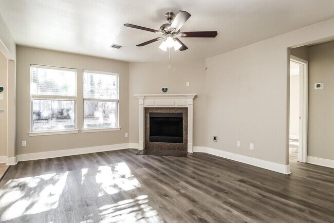 Foto del edificio - 18469 Sunrise Oaks Ct