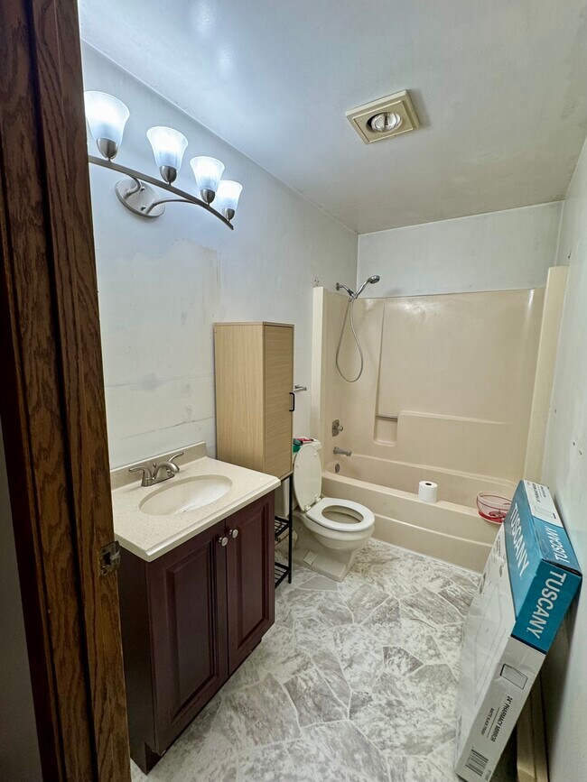 Baño completamente nuevo - 521 Kerry Dr
