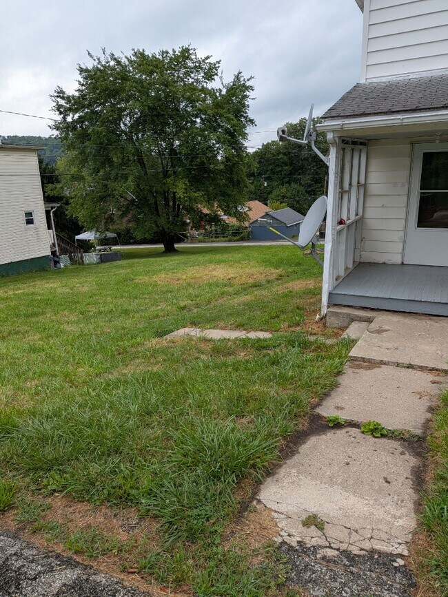 Building Photo - 3 Bedroom home on a double lot in Avella