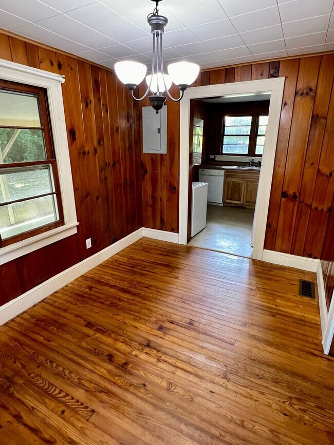 Building Photo - 1 Bedroom House in Hendersonville!