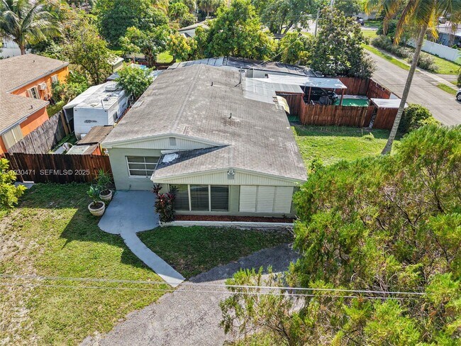 Foto del edificio - 1300 NE 183rd St