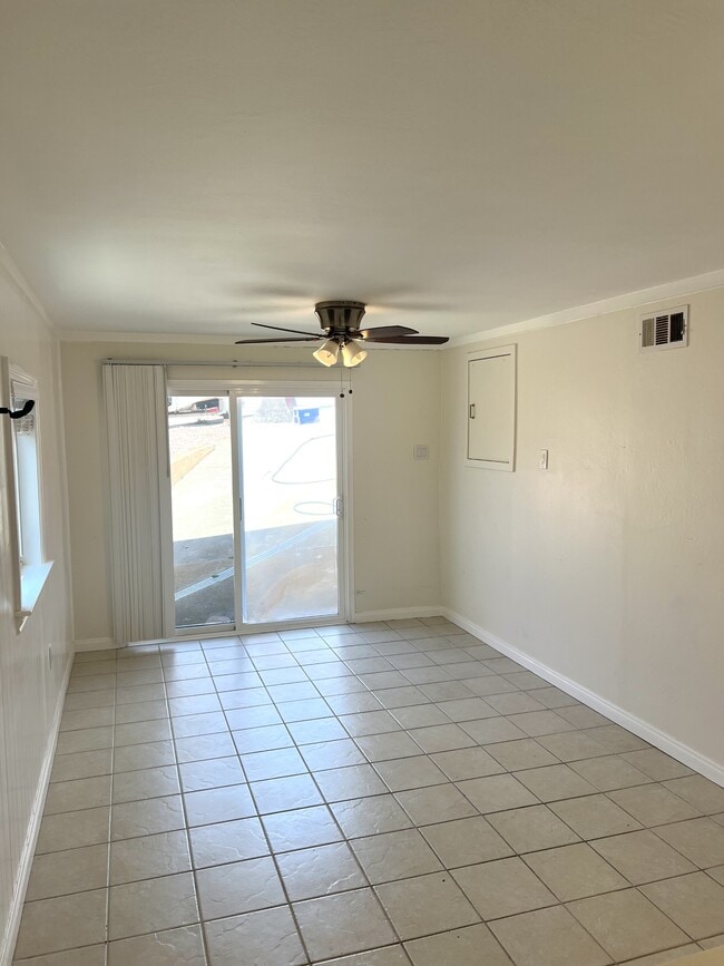 Building Photo - 4530 Del Mar Ave