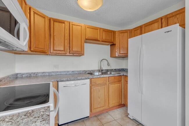 Building Photo - "Charming 2-Bed Oasis in Boulder with Spacious 862 Sq Ft Living!"