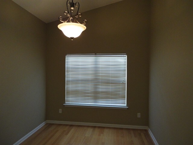 Foto del edificio - 1005 Glen Hollow Dr