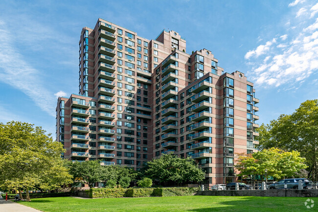 Roosevelt Island New York Apartments